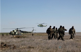 Binh sĩ Ukraine hạ vũ khí tại căn cứ hải quân ở Crimea